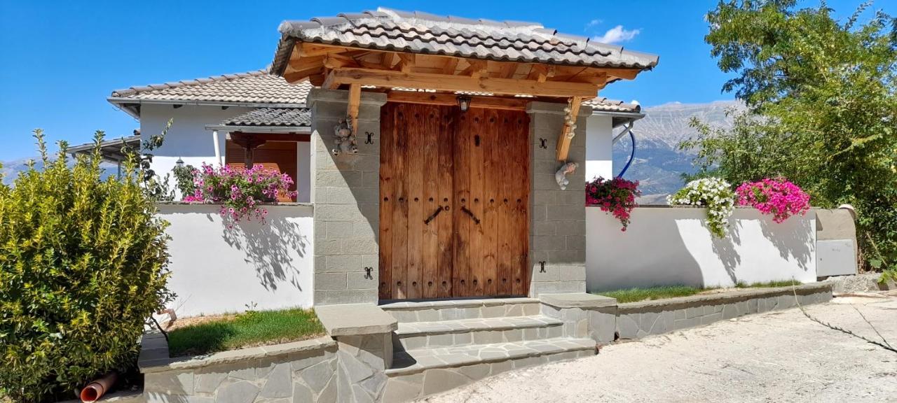 B Vishe Guest House Gjirokaster Luaran gambar
